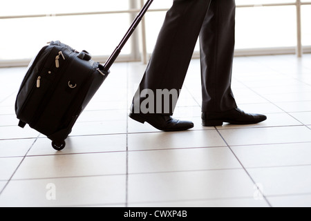 Silhouette di imprenditore a piedi in aeroporto Foto Stock