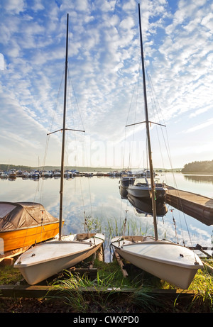 Due piccole barche a vela sulla costa del Lago Saimaa nella città di Imatra, Finlandia Foto Stock