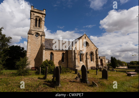 La Chiesa Parrocchiale di San Luca, nel villaggio di Clifford, nei pressi di Boston Spa. St Lukes è stata consacrata nel 1842. Foto Stock