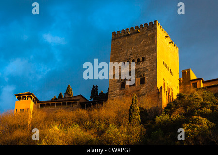 Alhambra Palace con Comares torre illuminata dalla calda luce del tramonto. Granada, Spagna Foto Stock