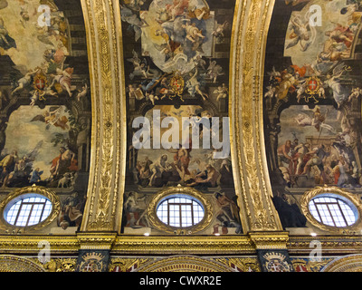 Interior shot del soffitto della Co-Cattedrale di San Giovanni in St John's Square, Valletta, isola di Malta, Mare Mediterraneo Foto Stock