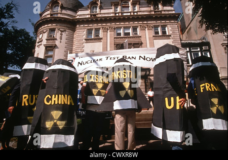 I manifestanti di Greenpeace, che indossano costumi di bomba nucleare, si radunano fuori dall'Ambasciata del Pakistan, 28 maggio 1998 a Washington, DC. I manifestanti hanno chiesto di porre fine alla corsa agli armamenti nucleari, che è aumentata con l'adesione del Pakistan alle nazioni con armi nucleari. Foto Stock