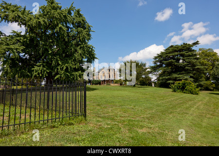 Il Dooley mansion a Maymont Park a Richmond, Virginia dal davanti del mausoleo Foto Stock