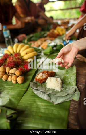 CHIANG MAI, Thailandia - Giugno 16, 2012: tradizionale cibo tailandese di riso e carne di maiale, dessert, frutta, avvolti in foglie di banano. Foto Stock