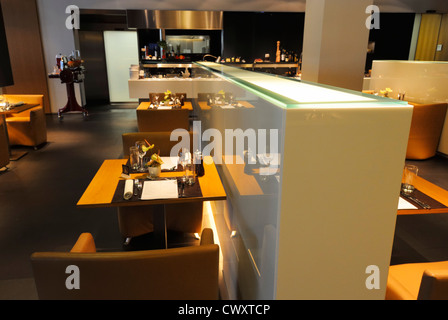 Accomodatevi nel ristorante à la carte della Lufthansa First Class Lounge, Frankfurt Germany DE Foto Stock