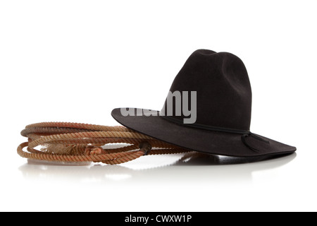 Un lazo e feltro nero cappello da cowboy su sfondo bianco Foto Stock