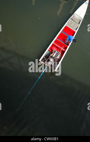 "Longtail' imbarcazione sul Fiume Kwai, Kanchanaburi Thailandia Foto Stock