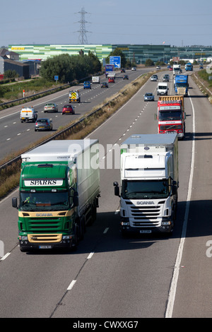 Il traffico sulla autostrada M5 con Morrisons centro di distribuzione in background, Bridgwater, Somerset Foto Stock