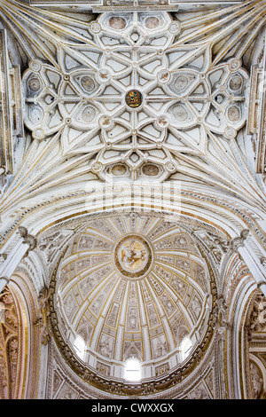 Cattedrale Mezquita di attraversamento ornati a cupola nervata e soffitto a volta del transetto a cordoba, Spagna. Foto Stock