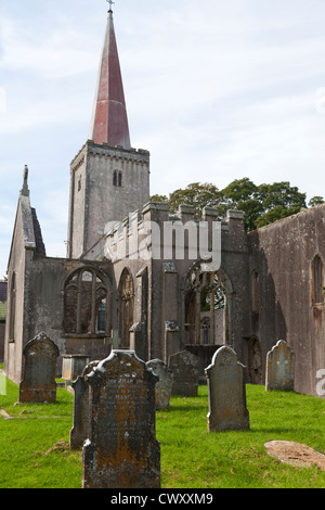 Le rovine della chiesa della Santa Trinità, distrutto da un incendio nel 1992, Buckfastleigh, Devon Foto Stock