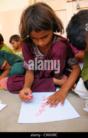 Arte di sessioni di terapia per i bambini rifugiati in Pakistan. Questi rifugiati sono state sfollate dalle inondazioni nel 2010 Foto Stock