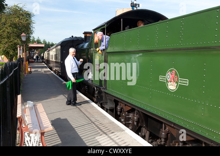 Treno a vapore in partenza a Buckfastleigh stazione sul South Devon Railway Foto Stock