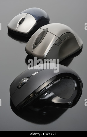 Moderno computer wireless mouse su sfondo nero Foto Stock