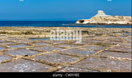 Saline vicino a Qbajjar sulla strada di Marsalforn, isola di Gozo, Mare Mediterraneo. Foto Stock