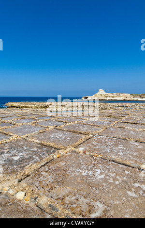 Saline vicino a Qbajjar sulla strada di Marsalforn, isola di Gozo, Mare Mediterraneo. Foto Stock