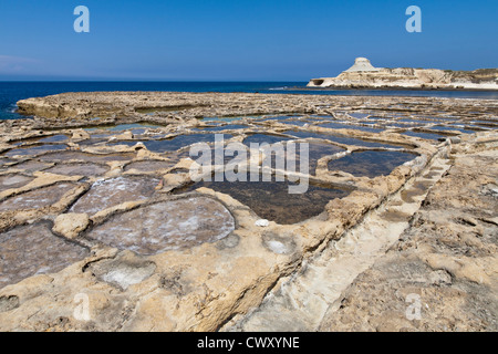 Saline vicino a Qbajjar sulla strada di Marsalforn, isola di Gozo, Mare Mediterraneo. Foto Stock