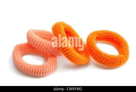 Due coppie di anelli elastici per capelli, su uno sfondo bianco isolato Foto Stock