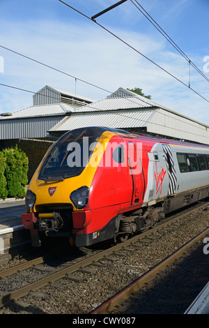 Virgin Trains Classe 221 108 SuperVoyager, 'Sir Ernest Shackleton' alla stazione di Oxenholme, Cumbria, England, Regno Unito, Europa Foto Stock