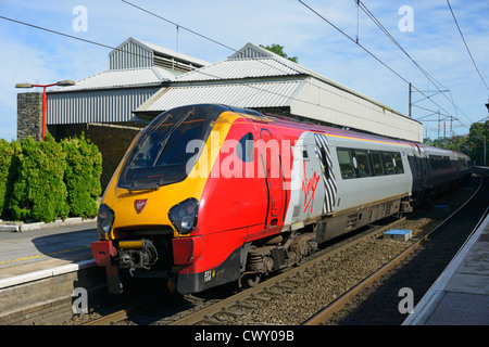 Virgin Trains Classe 221 108 SuperVoyager, 'Sir Ernest Shackleton' alla stazione di Oxenholme, Cumbria, England, Regno Unito, Europa Foto Stock