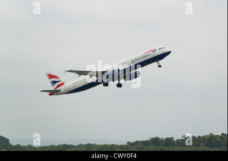 Un British Airways Airbus A321 decollo dall'Aeroporto Internazionale di Manchester (solo uso editoriale) Foto Stock