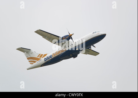 Un Isole blu ATR 42 decollo dall'Aeroporto Internazionale di Manchester (solo uso editoriale) Foto Stock