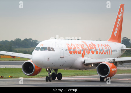 Un EasyJet Airbus A319 di rullaggio sulla pista dell'Aeroporto Internazionale di Manchester (solo uso editoriale) Foto Stock