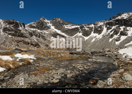 Cono singolo e a doppio cono in il Remarkables, visto da vicino al lago di Alta, Queenstown, Isola del Sud, Nuova Zelanda Foto Stock