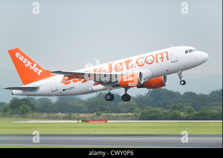 Un EasyJet Airbus A319 decollo dall'Aeroporto Internazionale di Manchester (solo uso editoriale) Foto Stock