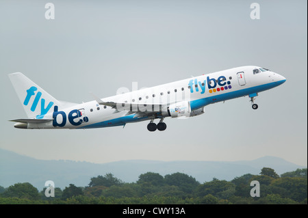 Un Flybe Embraer E-190 decollo dall'Aeroporto Internazionale di Manchester (solo uso editoriale) Foto Stock