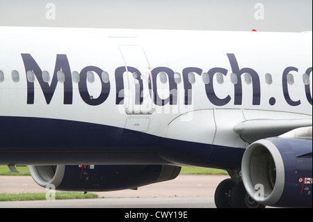 Una chiusura del Monarch Airlines logo sulla fusoliera di un velivolo passeggeri (solo uso editoriale) Foto Stock