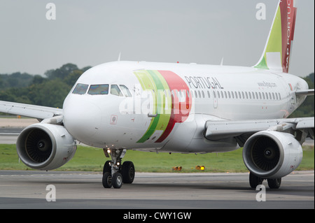 Un TAP Portugal Airbus A319 di rullaggio sulla pista dell'Aeroporto Internazionale di Manchester (solo uso editoriale) Foto Stock