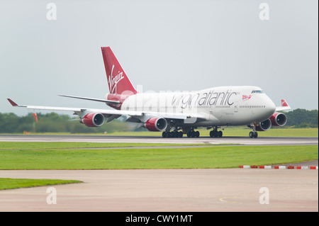 Un Virgin Atlantic Boeing 747 jumbo jet che sta per prendere il via dall'Aeroporto Internazionale di Manchester (solo uso editoriale) Foto Stock