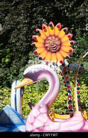 Fairground Ride Swan e semi di girasole Foto Stock