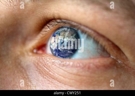 Primo piano di un viso maschile con la terra nell'occhio Foto Stock
