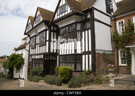 La segala East Sussex England Regno Unito graticcio e periodo case in acciottolato medievale Mermaid Street Foto Stock