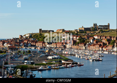 Vista di Whitby e fiume Esk, North Yorkshire, Regno Unito Foto Stock