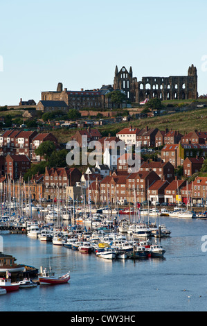 Vista di Whitby e fiume Esk, North Yorkshire, Regno Unito Foto Stock