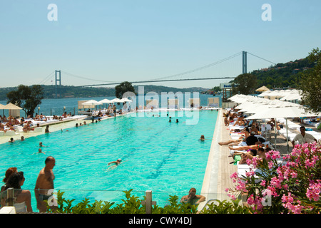 Türkei, Istanbul, Kurucesme, Badeschiff Suada auf dem Bosforo, dahinter die 1.Bosporus-Brücke Foto Stock