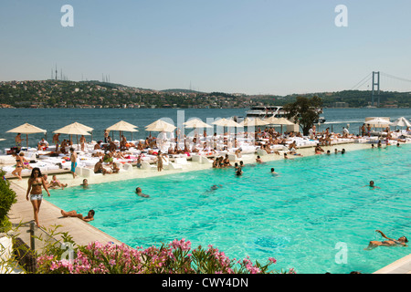 Türkei, Istanbul, Kurucesme, Badeschiff Suada auf dem Bosforo, dahinter die 1.Bosporus-Brücke Foto Stock