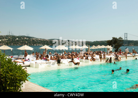 Türkei, Istanbul, Kurucesme, Badeschiff Suada auf dem Bosforo, dahinter die 1.Bosporus-Brücke Foto Stock