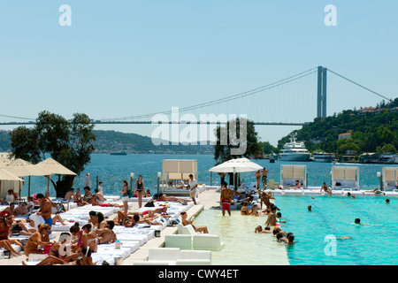 Türkei, Istanbul, Kurucesme, Badeschiff Suada auf dem Bosforo, dahinter die 1. Bosporus-Brücke Foto Stock