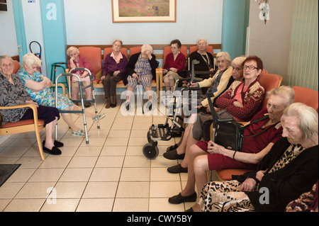 Donne anziane, anziani residenti in casa di riposo, EHPAD casa di cura francese, Strasburgo Alsazia Francia Europa Foto Stock