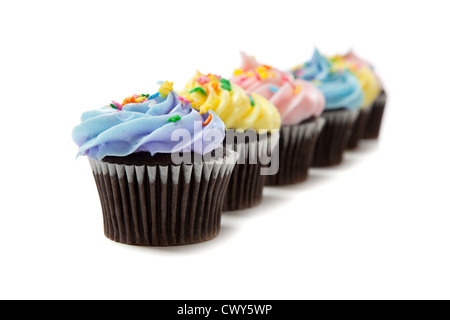 Una fila di leggermente colorato tortini di cioccolato su uno sfondo bianco Foto Stock