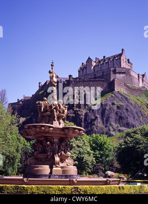 Ross fontana nei giardini di Princes Street con il Castello di Edimburgo, Edimburgo, Scozia, Regno Unito Foto Stock