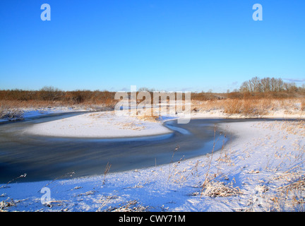 Bussole di neve sulla costa fiume Foto Stock