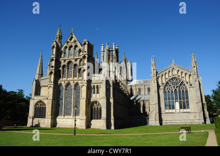 East End elevazione della Cattedrale (luna sopra la torre), compresa la signora Cappella, Ely, Cambridgeshire, England, Regno Unito Foto Stock