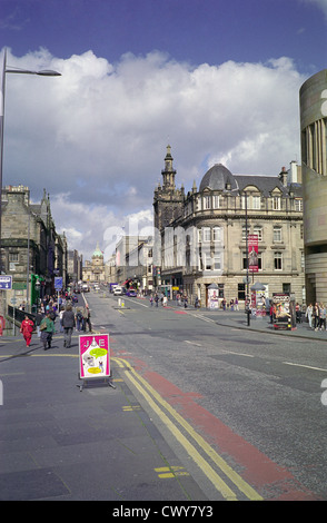 Scena di strada di George IV Bridge guardando verso il centro della città di Edimburgo, Scozia, Regno Unito Foto Stock