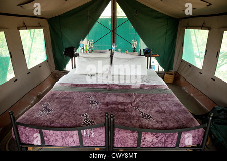 Interno del safari tende a lago Manze Tented Camp, la Riserva Selous Tanzania Africa Foto Stock