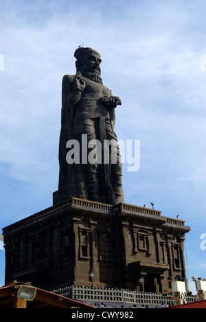 Thiruvalluvar Statue in Kanyakumari Cape Comorin alla piccola isola nell India del Sud 133 piedi di altezza scultura in pietra del poeta Tamil Foto Stock