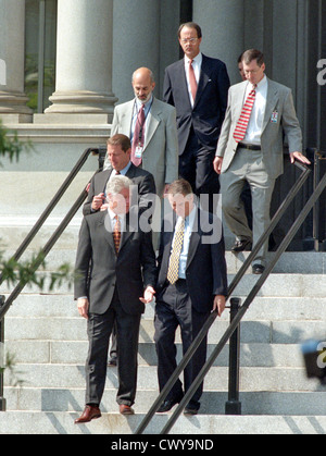 Il Presidente degli Stati Uniti Bill Clinton passeggiate con il Senatore John Breaux e Vice Presidente Al Gore a seguito di un annuncio sul primo bilancio federale in eccedenza di 29 anni durante un evento alla Casa Bianca il 30 settembre 1998 a Washington, DC. Foto Stock